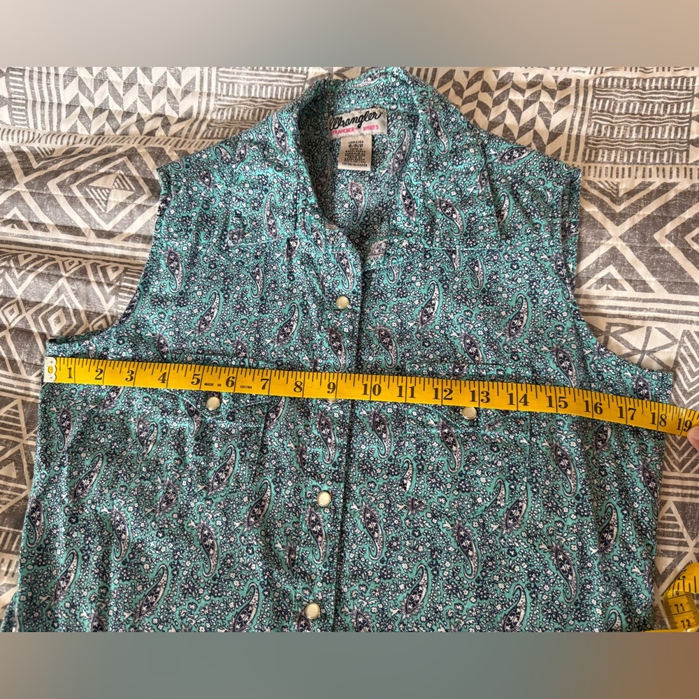 Wrangler snap button shirt. Womens size Small - Picture 3 of 4